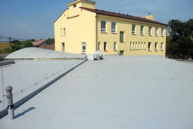 Jak probíhalo testování? Během inspekčních prohlídek střech byly odebrány vzorky hydroizolace Protan z vytypovaných střech. Střechy byly téměř 30 let  staré. Testování  v laboratořích Protanu probíhá průběžně. V letech 1991 a 2005 proběhlo také  kontrolní testování v norském certifikačním úřadu  Byggforsk v hlavním městě Oslo.  Vzorky odebrané v  roce 2005 byly odebrány  v  bezprostřední  blízkosti  míst, kde  byly  odebrány vzorky v roce 1991. Výsledky testů byly  porovnávány. Testována byla tloušťka, hmotnost, pevnost v tahu, tažnost, pružnost, chování za nízkých  teplot,  odolnost  proti proražení a obsah  změkčovadel. Výsledné hodnoty byly  porovnávány s požadavky na nové hydroizolační pásy.