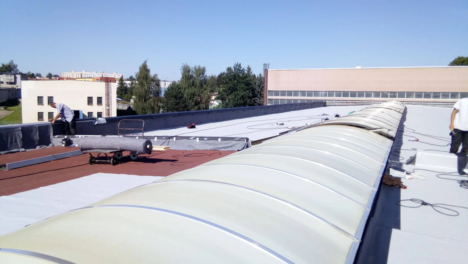 Pokládka a kotvení hydroizolační fólie Protan na střeše haly Jihostroj ve Velešíně pracovníky firmy STŘECHY P.T.S. s.r.o.