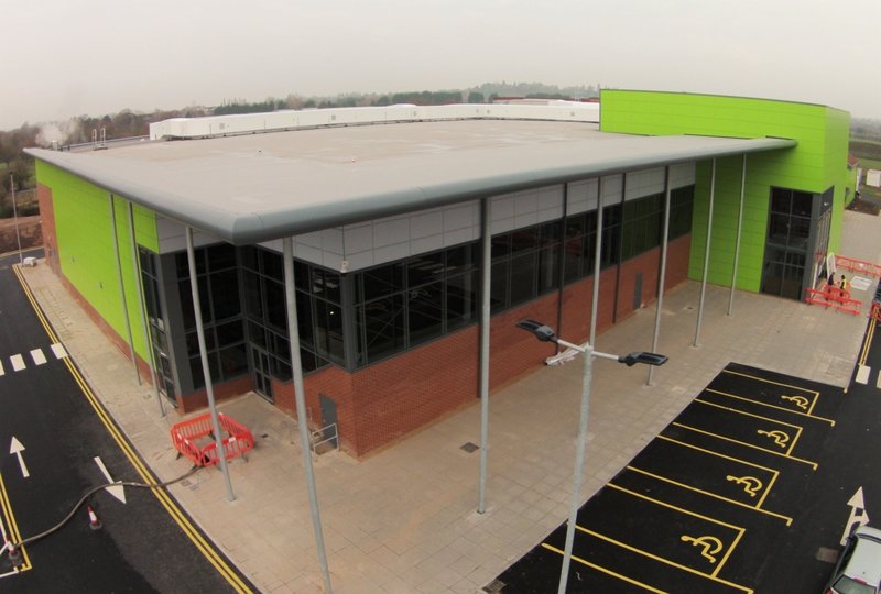 Střechu plaveckého bazénu v anglickém Worcesteru pokrývá Protan