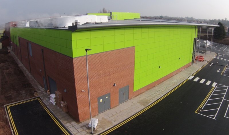 Střechu plaveckého bazénu v anglickém Worcesteru pokrývá Protan