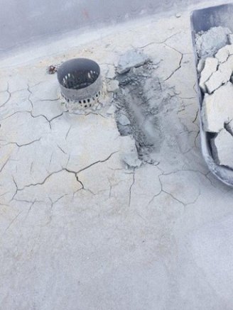 Reference vlhkosti ve střeše, kdy vlivem počasí pak stárnoucí izolace praská a neplní svůj účel.