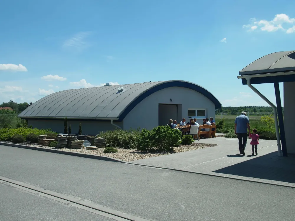 Budova dílny na výrobu tvarovek krátce po svém dokončení v květnu 2014.