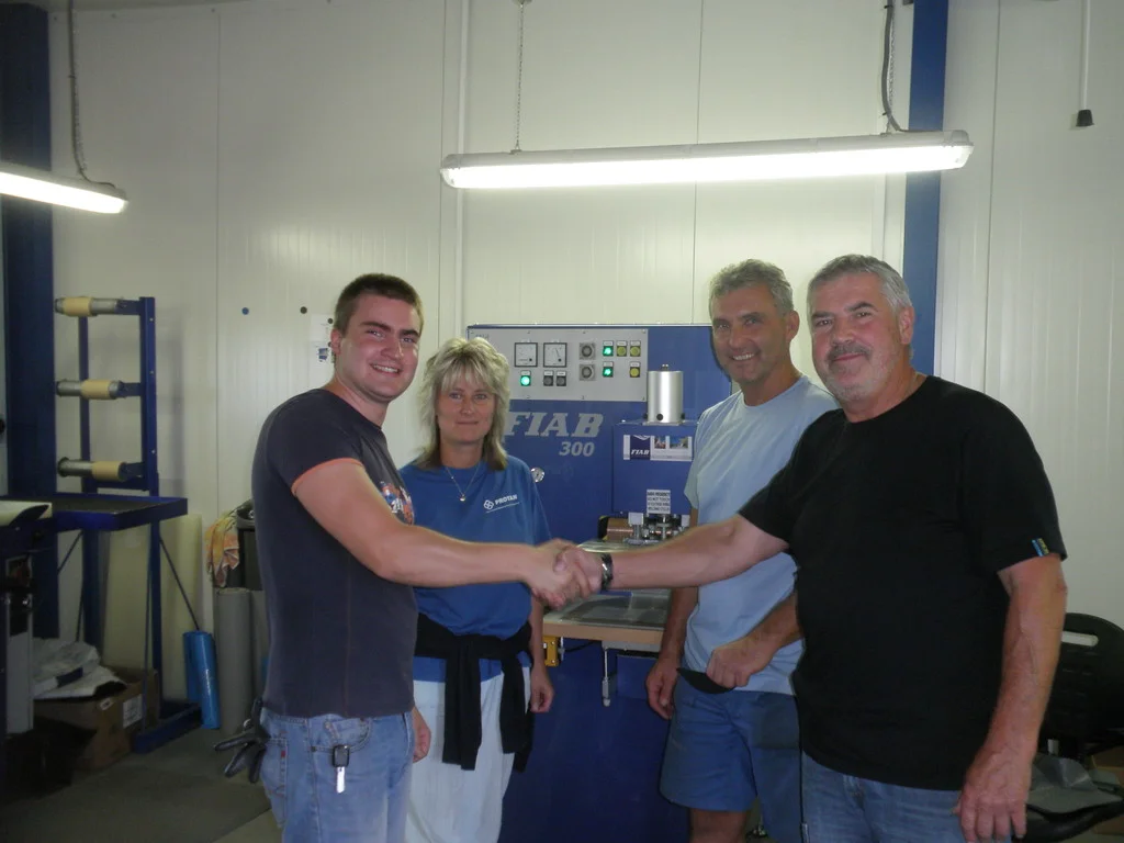 Výrobě tvarovek předcházela úspěšná instalace vysokofrekvenčního svářecího stroje FIAB 300.