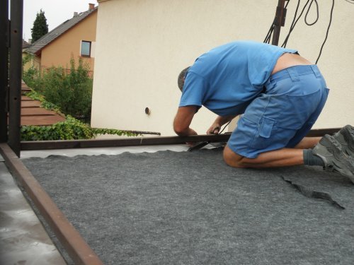 Separace od podkladu pomocí textilie