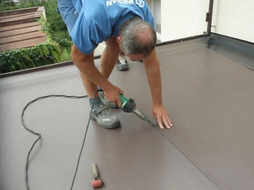 Přivaření vrchní pochozí vrstvy Protan GT 2,4 mm k podkladnímu pásku