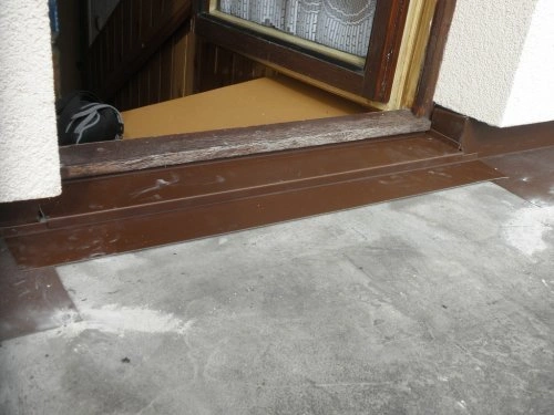 Detail oplechování vstupních dveří