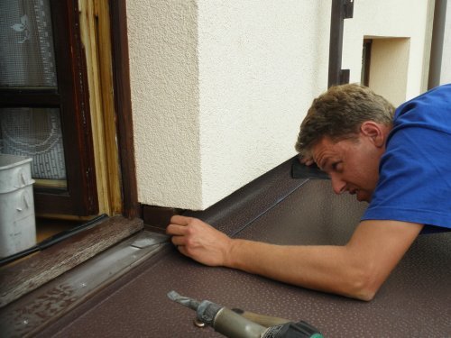 Vytažení pásku Protanu SE 1,6 mm na svislé zdivo