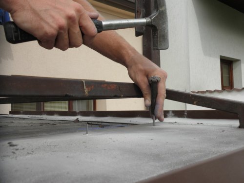 Okapnice je připevněna pomocí rozpěrných Al nýtů