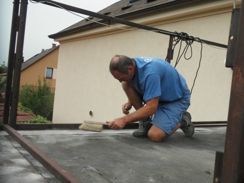 Důkladné zametení povrchu terasy