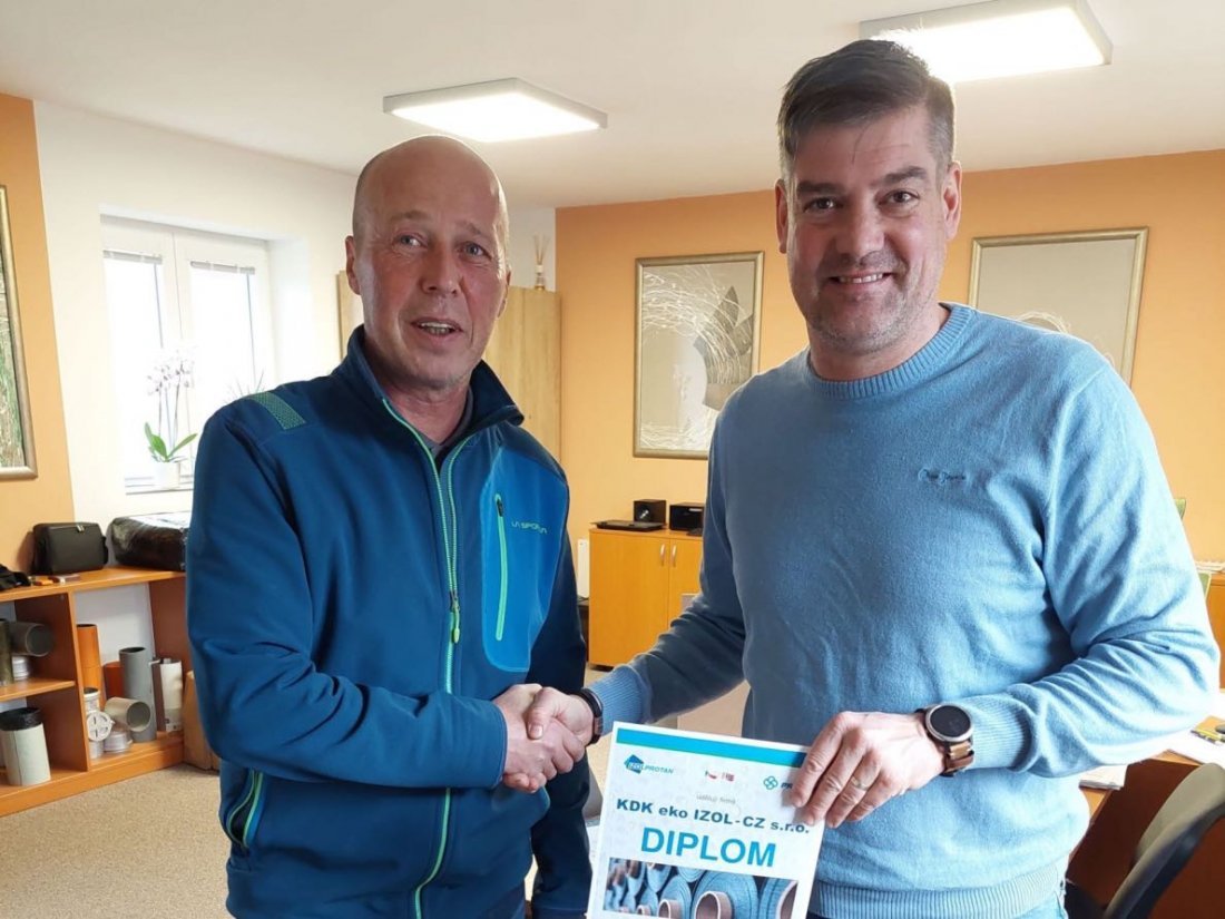 Jednatel KDK eko IZOL - CZ přebírá diplom za druhé místo.