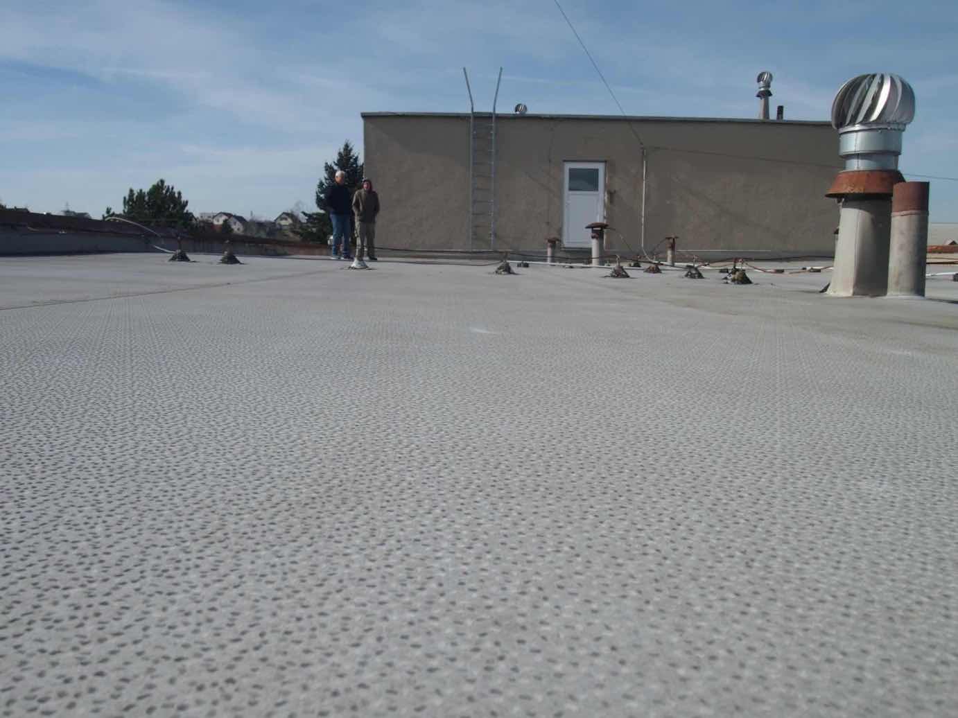 Šedivá fólie Protan na střeše