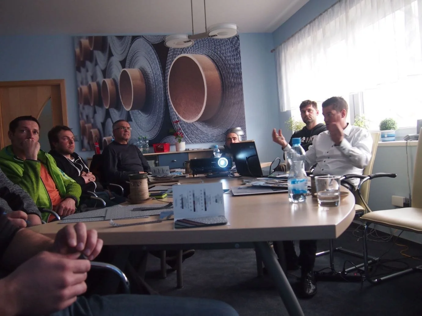 Probíhající školení v kanceláři.