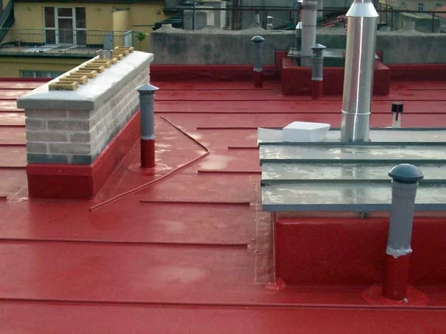 Reference střechy bytového domu v Praze na Vinohradech