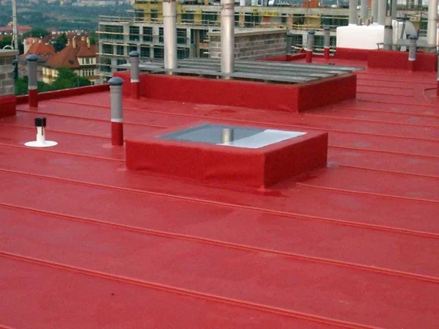 Reference střechy bytového domku v Praze na Vinohradech