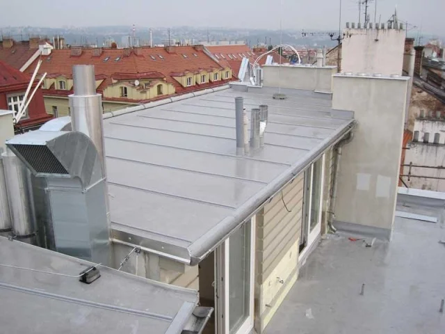 Reference střechy bytového domu v Libochovicích