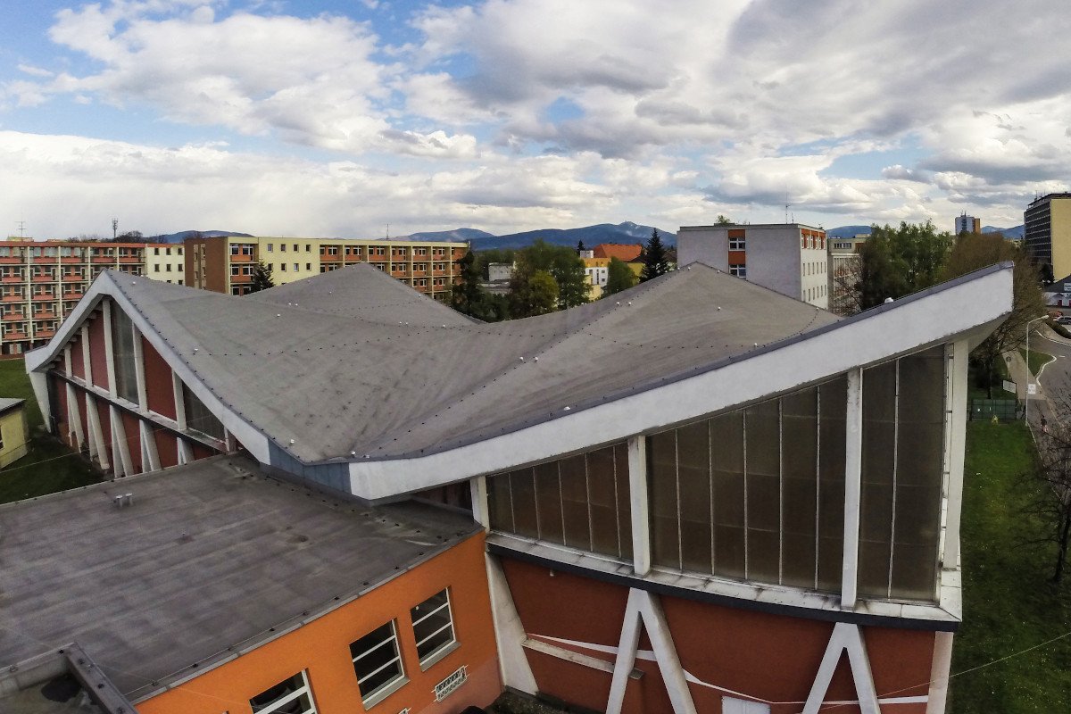 Jedna z nejnáročnějších realizací – atypická střecha bazénu ve Frýdku-Místku. 