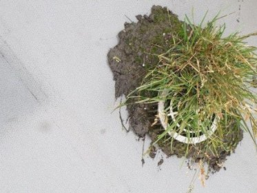 Reference střechy, kdy důsledkem nevlídného počasí stárnoucí izolace praská.