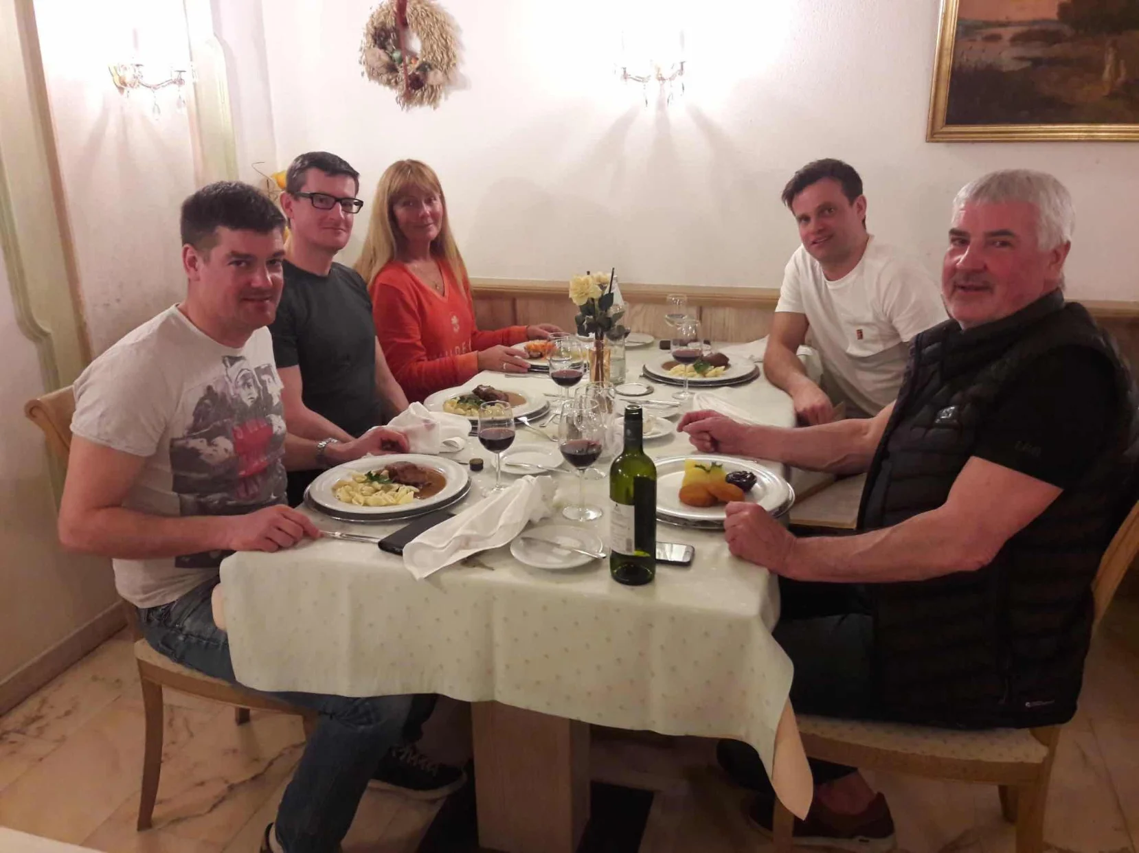 Společná večeře účastníků setkání vedení Izolprotanu a zástupců společnosti Protan A/S v Tyrolsku.