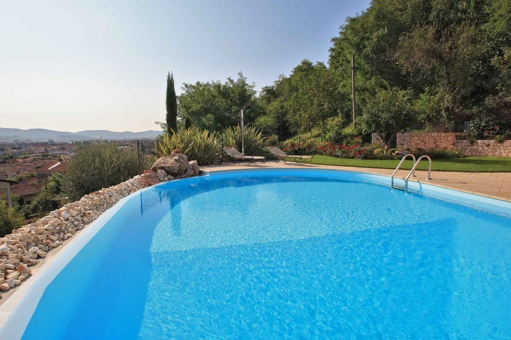 Venkovní bazén v rezidenci na okraji města