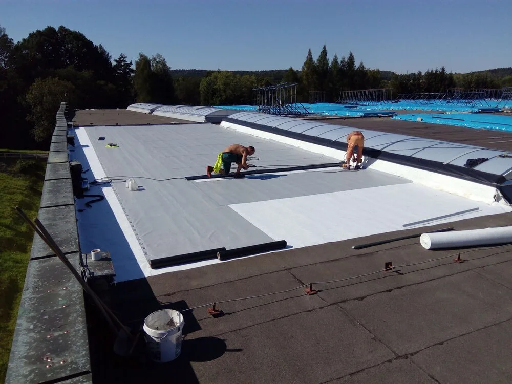 Zaměstnanci, kteří natahují fólii Protan